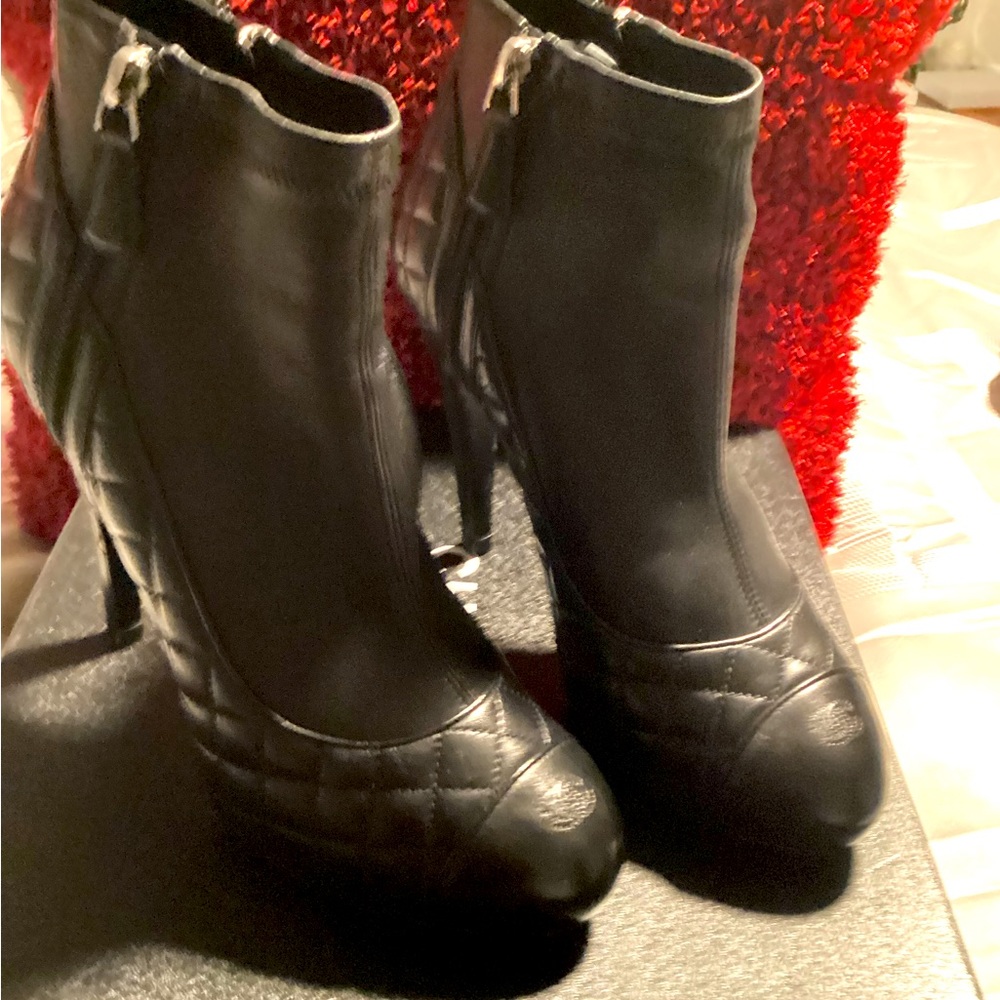 SOLD.!!!! Chanel “BOTTINES” Black Quilted Leather Ankle Booties $PRICE DROP⬇️